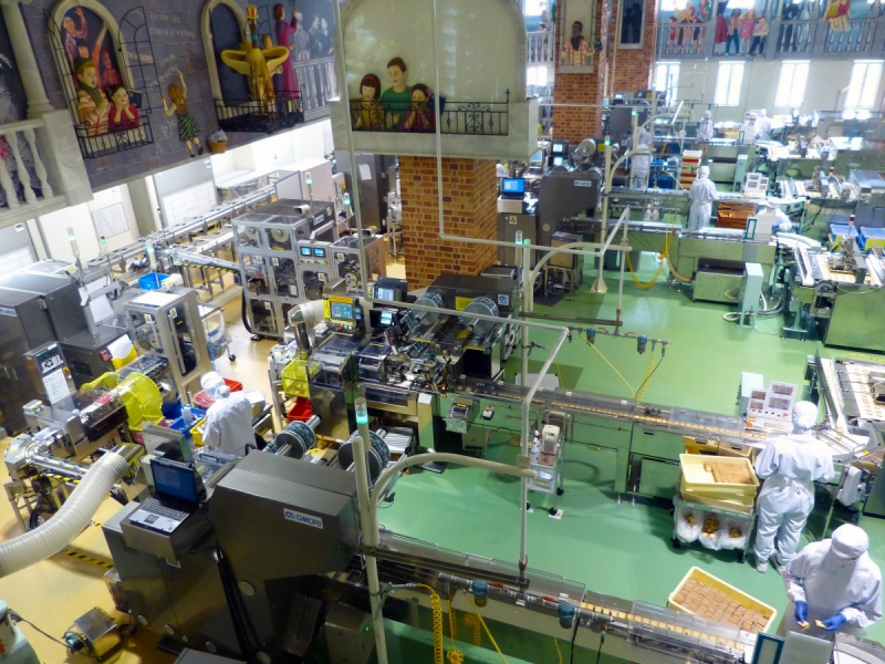 patisserie-CASTILLON-min_japan_sapporo_chocolate_factory_label_packaging_cookie_machine_operators-961509